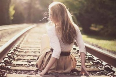 惹女孩子不开心怎么哄她但不是情侣关系?