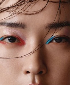 ​杜鹃穿绿色紧身套装身材满分 红蓝眼妆独特吸睛