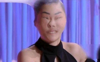 美女将丝袜套头上10分钟,拿下来之后,再也不去理发店了