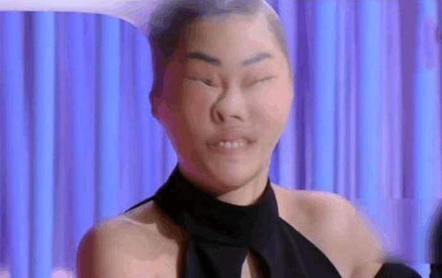 美女将丝袜套头上10分钟,拿下来之后,再也不去理发店了