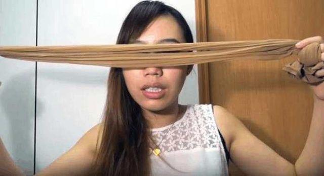 美女将丝袜套头上10分钟,拿下来之后,再也不去理发店了