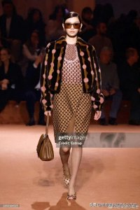 ​奚梦瑶重返T台走秀，事业家庭两不误，真·人生赢家！