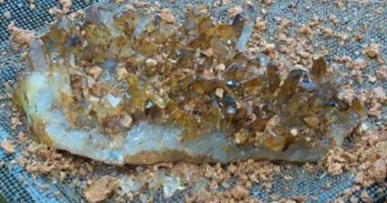 农村大叔山中发现奇怪泥团,清洗过后让他收获一笔意外之财!