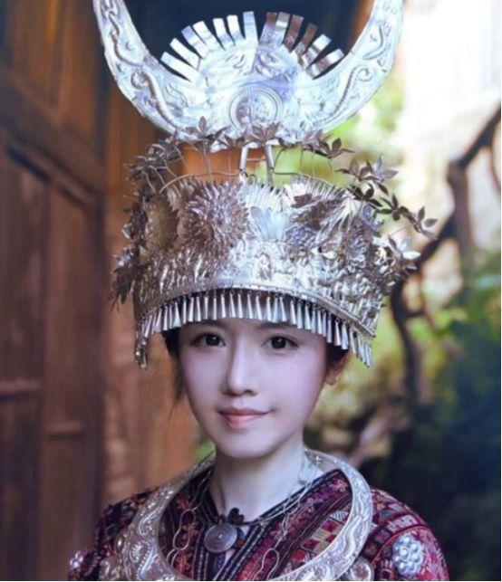 为什么苗族姑娘递来的苗绣不能乱接?当地导游称:接了你就后悔