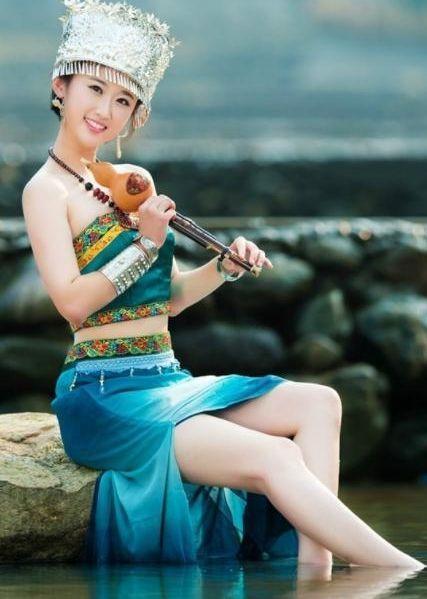 为什么苗族姑娘递来的苗绣不能乱接?当地导游称:接了你就后悔