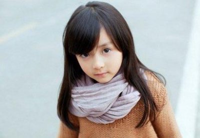 ​小苹果安琪儿如此装扮很是时尚，网友纷纷表示裤子去哪了？