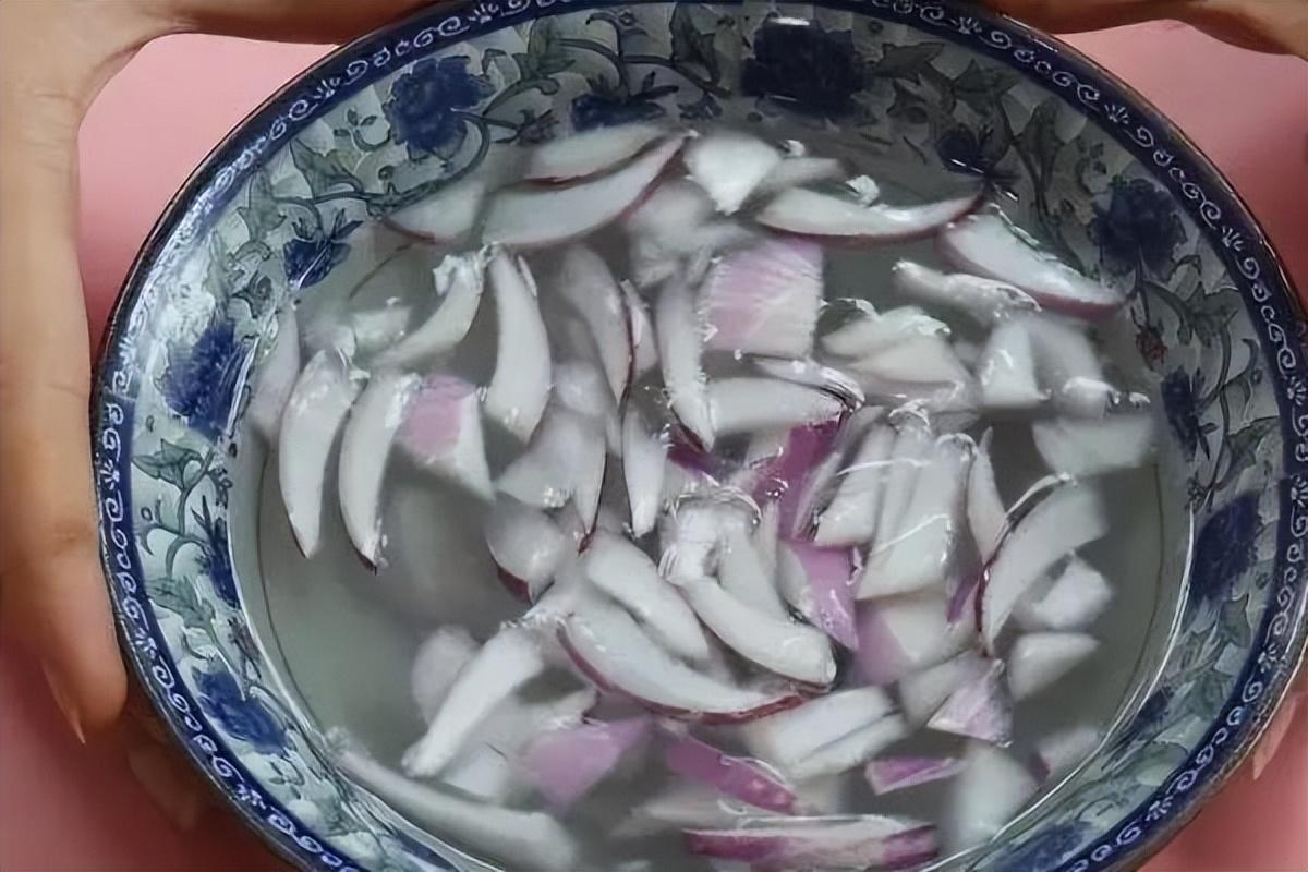 用蒜水浇花杀死虫子吗-（大蒜水能浇花除虫吗）