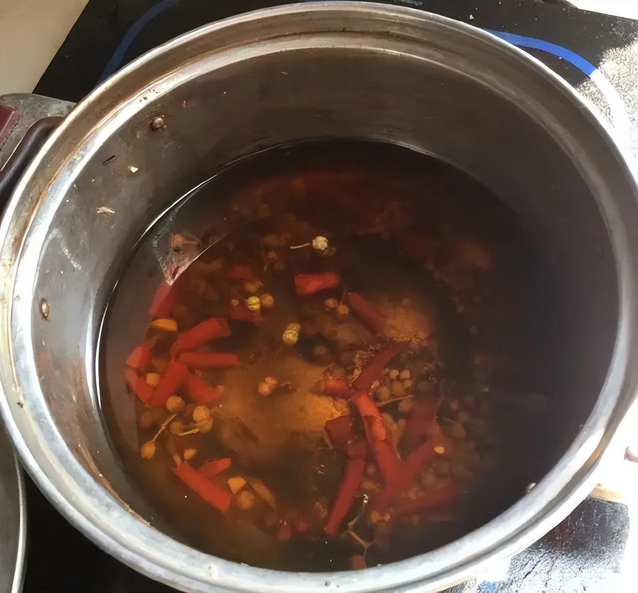 用蒜水浇花杀死虫子吗-（大蒜水能浇花除虫吗）