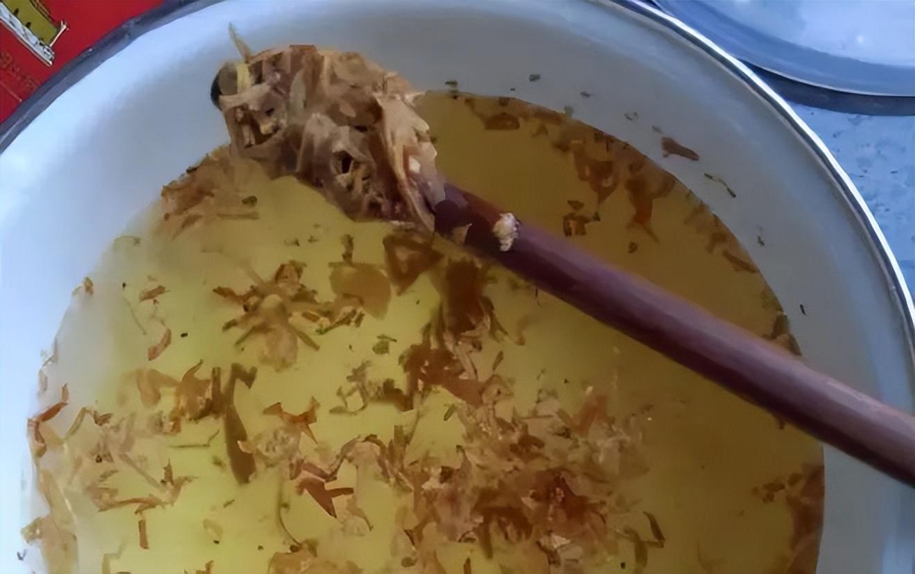 用蒜水浇花杀死虫子吗-（大蒜水能浇花除虫吗）