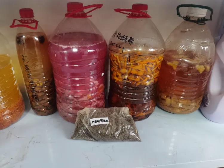 用蒜水浇花杀死虫子吗-（大蒜水能浇花除虫吗）