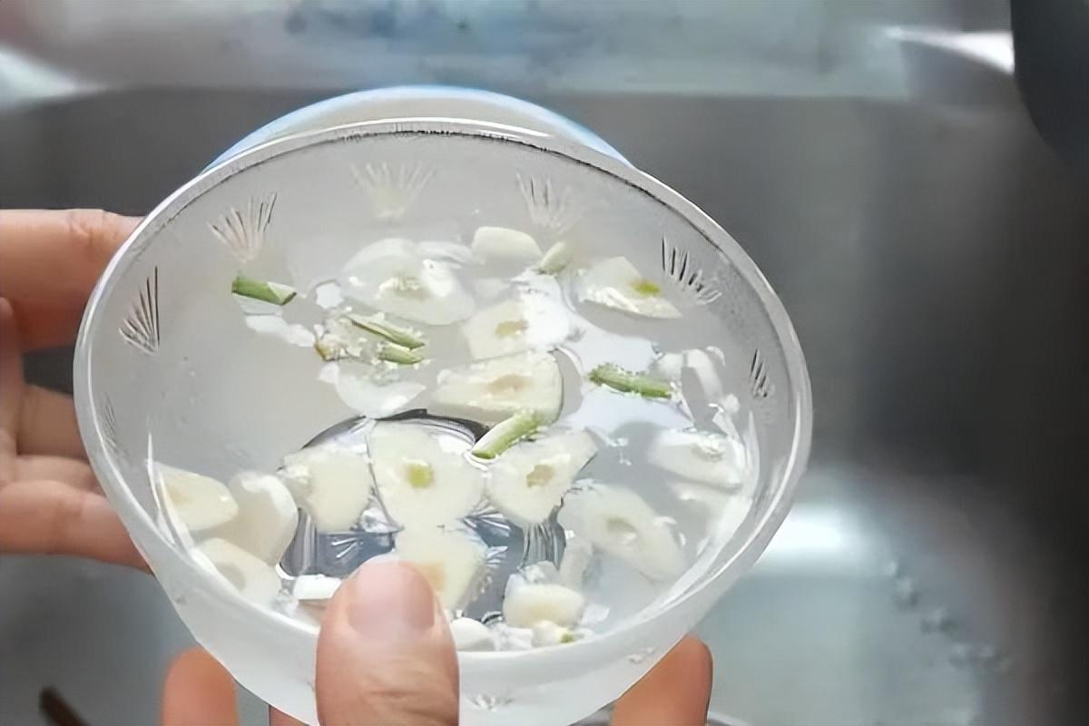 用蒜水浇花杀死虫子吗-（大蒜水能浇花除虫吗）