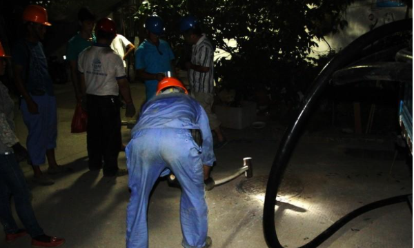 下水管道油污结块怎么疏通,饭店厨房下水道油污结块堵塞怎办图5