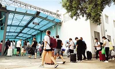 ​52岁邓州火车站“颜值”升级 盛装亮相 笑迎八方旅客