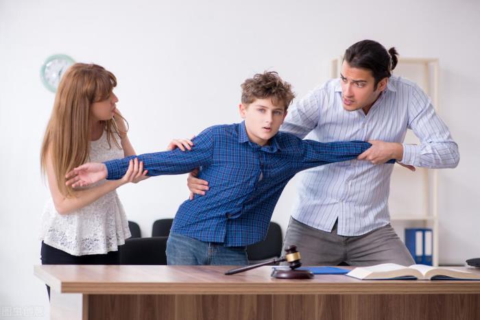 两夫妻离婚小孩一般判给谁（离婚孩子会判给谁）