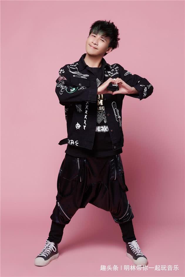 大张伟收晒老婆照片，终于知道大张伟为什么这么喜欢她了