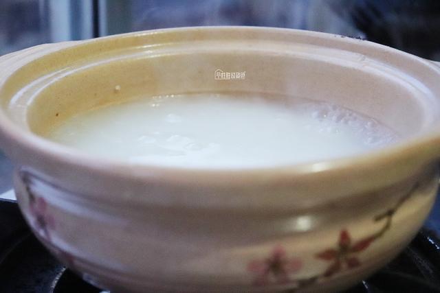 正宗皮蛋瘦肉粥的做法步骤(皮蛋瘦肉粥在家也能做)(7)