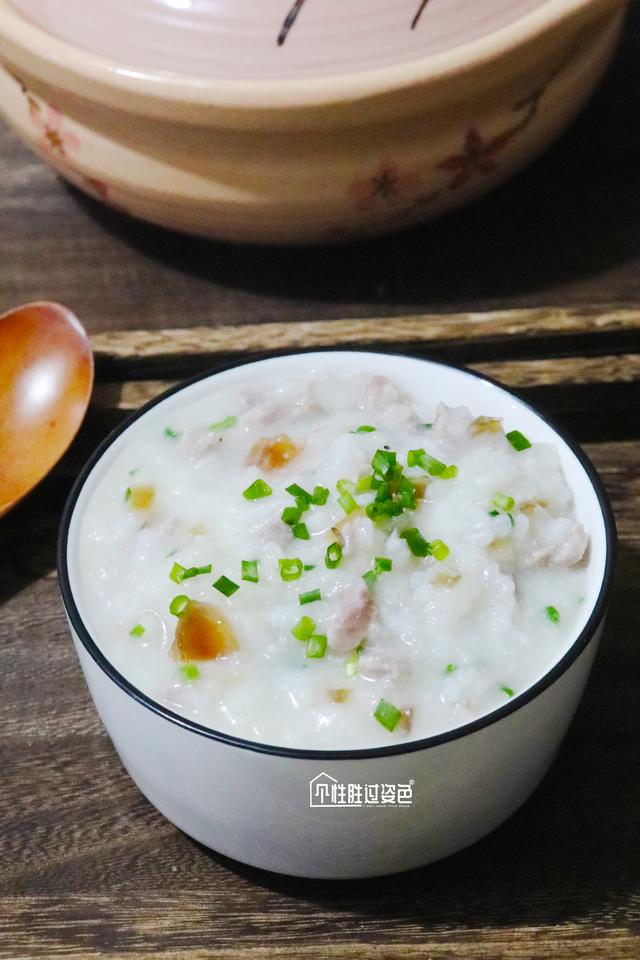 正宗皮蛋瘦肉粥的做法步骤(皮蛋瘦肉粥在家也能做)(2)