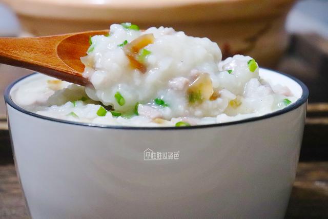 正宗皮蛋瘦肉粥的做法步骤(皮蛋瘦肉粥在家也能做)(11)