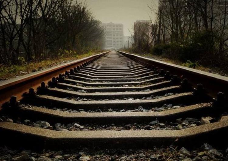 为什么火车的轨道不用不锈钢,而用的是生锈的铁?「为何铁轨不使用不锈钢却宁愿采用会生锈的钢铁不单单因为硬度」