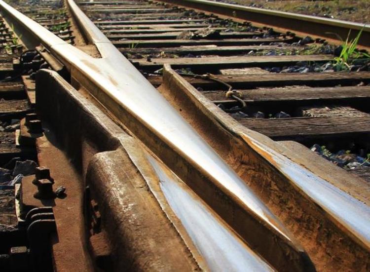 为什么火车的轨道不用不锈钢,而用的是生锈的铁?「为何铁轨不使用不锈钢却宁愿采用会生锈的钢铁不单单因为硬度」