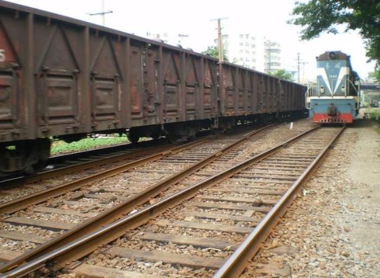 为什么火车的轨道不用不锈钢,而用的是生锈的铁?「为何铁轨不使用不锈钢却宁愿采用会生锈的钢铁不单单因为硬度」