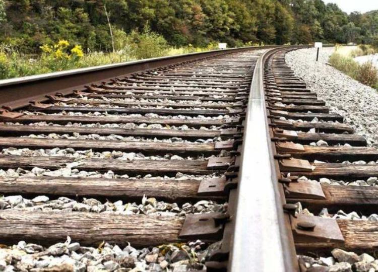 为什么火车的轨道不用不锈钢,而用的是生锈的铁?「为何铁轨不使用不锈钢却宁愿采用会生锈的钢铁不单单因为硬度」