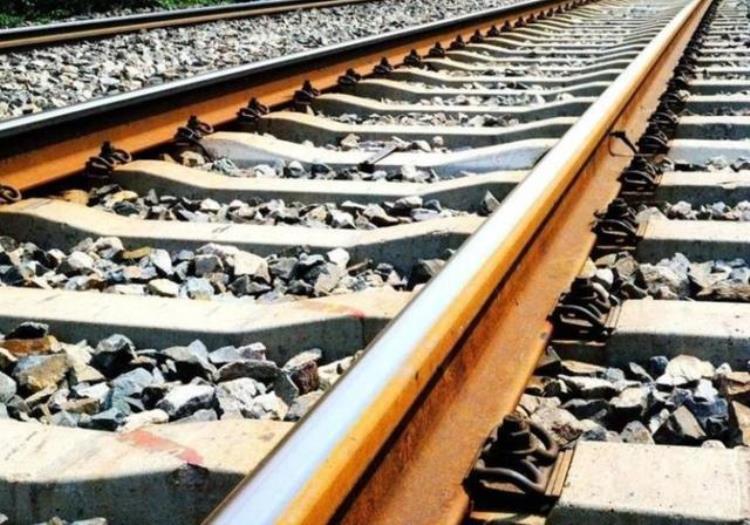 为什么火车的轨道不用不锈钢,而用的是生锈的铁?「为何铁轨不使用不锈钢却宁愿采用会生锈的钢铁不单单因为硬度」