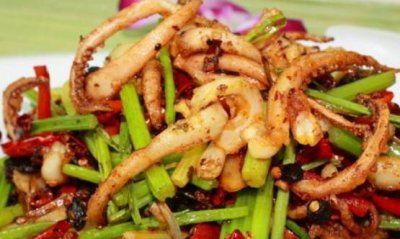 几个步骤即可做出干煸鱿鱼须,外皮焦脆,劲道麻辣,吃着很过瘾