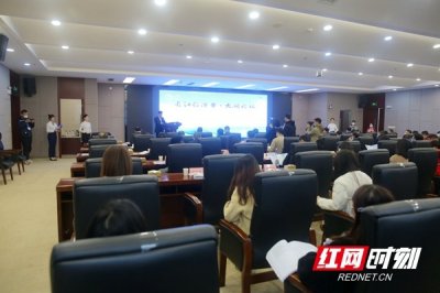 ​首届“长江经济带·大湖论坛”在岳阳举行 洞庭湖生态研究院揭牌