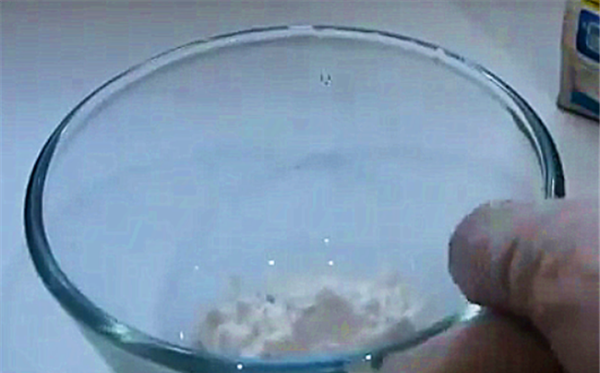 厨房怎么用烧碱去油污,如何使用烧碱清洁油污的方法图2