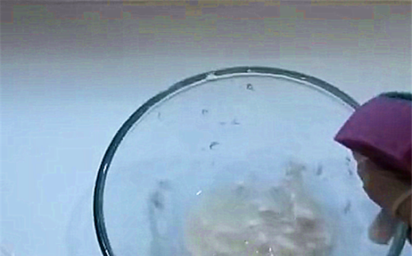 厨房怎么用烧碱去油污,如何使用烧碱清洁油污的方法图3