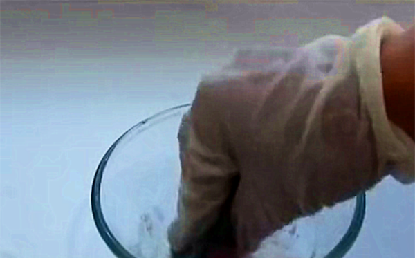 厨房怎么用烧碱去油污,如何使用烧碱清洁油污的方法图4