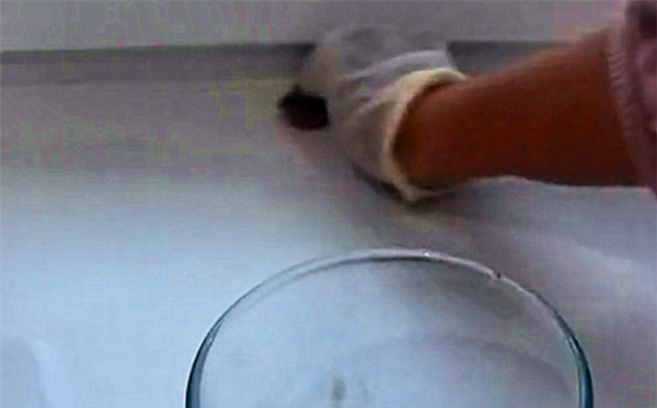 厨房怎么用烧碱去油污,如何使用烧碱清洁油污的方法图5