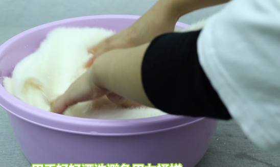 毛衣会越洗越大还是越洗越小,毛衣洗过之后会变大还是变小好图3