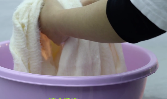 毛衣会越洗越大还是越洗越小,毛衣洗过之后会变大还是变小好图6