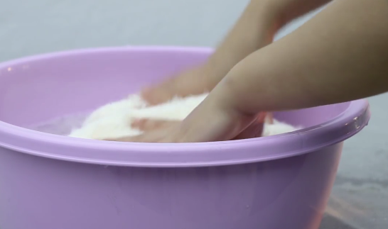 毛衣会越洗越大还是越洗越小,毛衣洗过之后会变大还是变小好图5