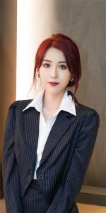 ​职场佳人：西装美女壁纸震撼来袭。