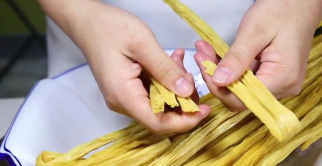 腐竹怎么做好吃最简单的方法(大厨教你腐竹最好吃的做法)(2)