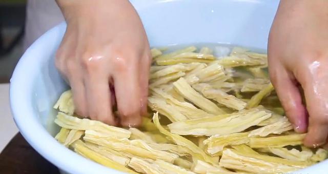 腐竹怎么做好吃最简单的方法(大厨教你腐竹最好吃的做法)(4)