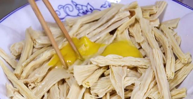 腐竹怎么做好吃最简单的方法(大厨教你腐竹最好吃的做法)(8)