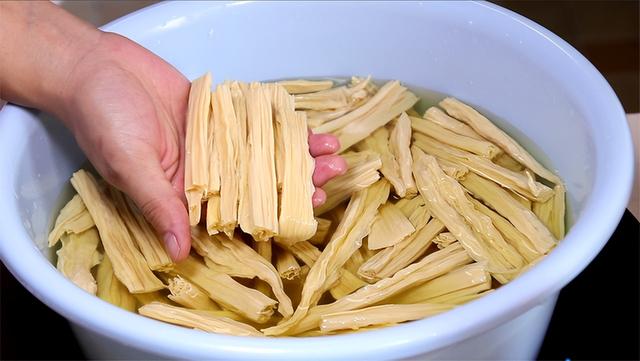 腐竹怎么做好吃最简单的方法(大厨教你腐竹最好吃的做法)(5)