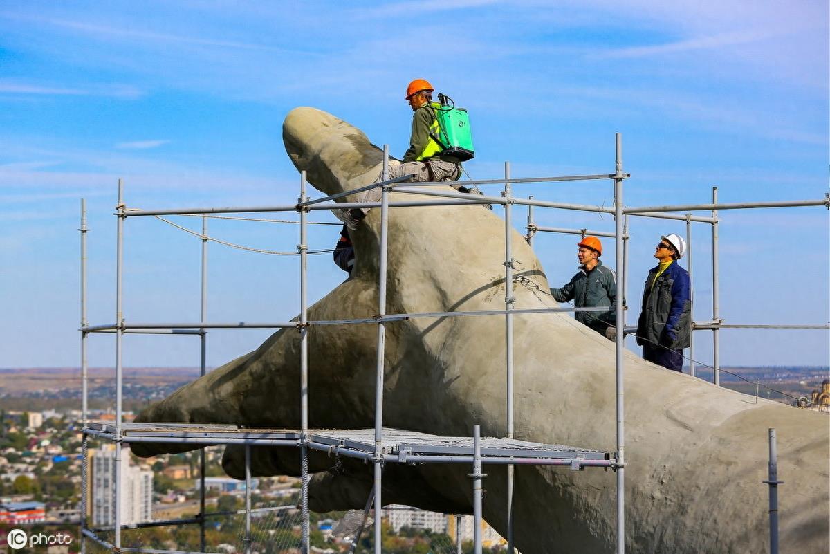 俄“祖国母亲在召唤”雕像修复进行中 预计花费近7千万人民币