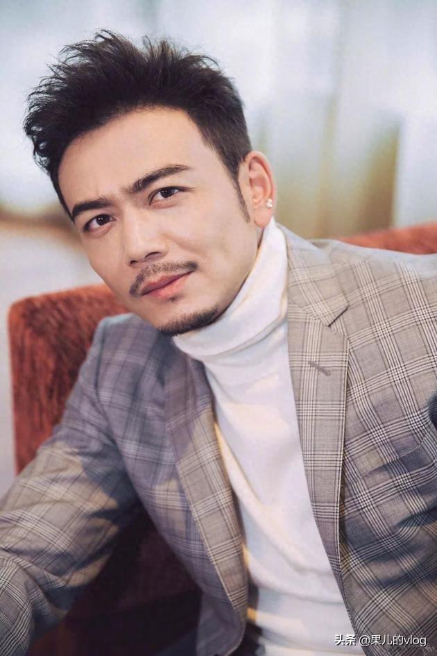 杨烁，回族，1983年1月2日出生于中国黑龙江省伊春市