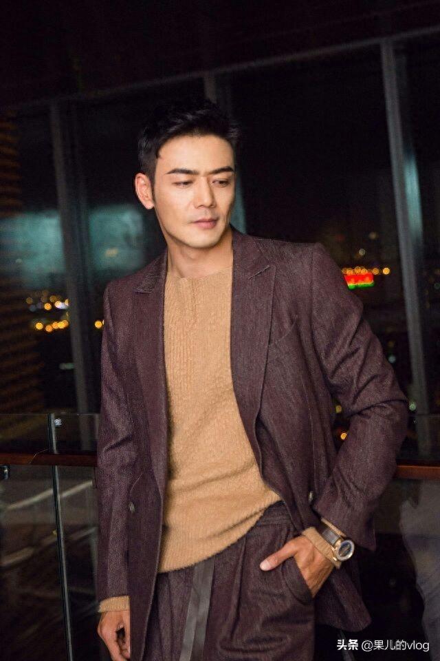 杨烁，回族，1983年1月2日出生于中国黑龙江省伊春市