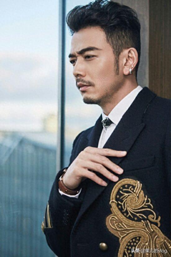 杨烁，回族，1983年1月2日出生于中国黑龙江省伊春市