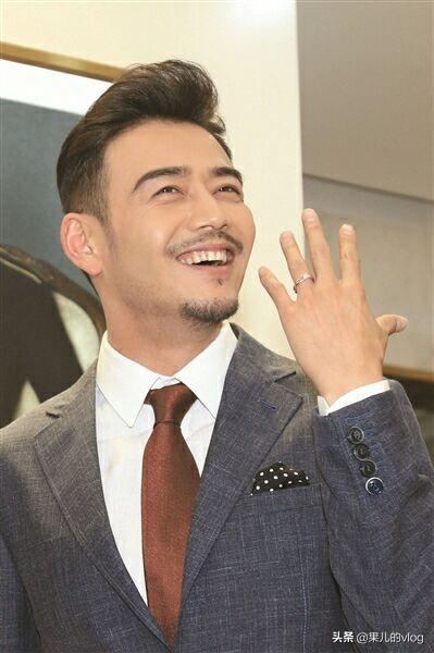 杨烁，回族，1983年1月2日出生于中国黑龙江省伊春市