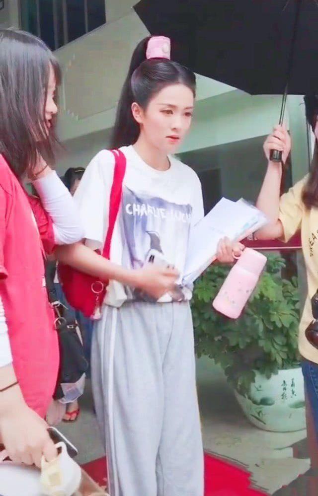 白鹿无法走出“招摇”，穿T恤+运动裤还扎古代高耸马尾，太霸气