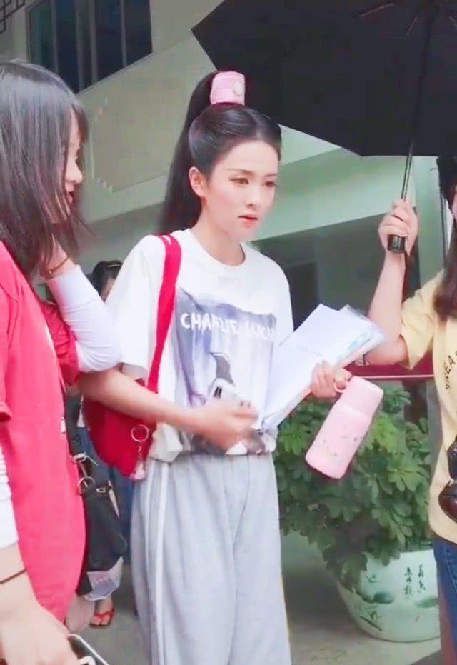 白鹿无法走出“招摇”，穿T恤+运动裤还扎古代高耸马尾，太霸气