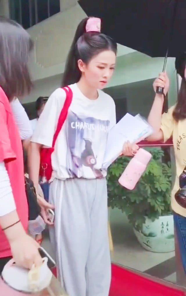 白鹿无法走出“招摇”，穿T恤+运动裤还扎古代高耸马尾，太霸气