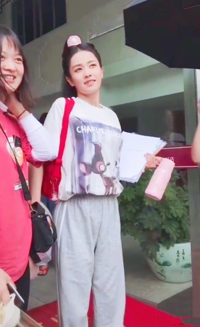 白鹿无法走出“招摇”，穿T恤+运动裤还扎古代高耸马尾，太霸气